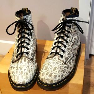 Rare England croc print patent leather cream grey sz 9 U.S. ladies.